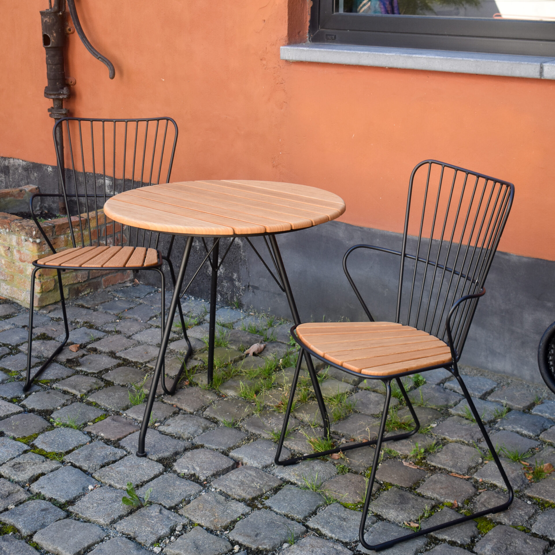 HOUE CIRCUM & PAON table and chairs
